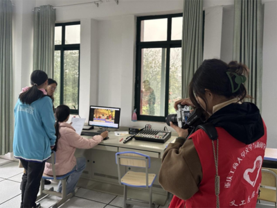 光影筑夢，愛心同行——文新青服赴迎龍中學開展公益攝影攝像志愿服務活動紀實